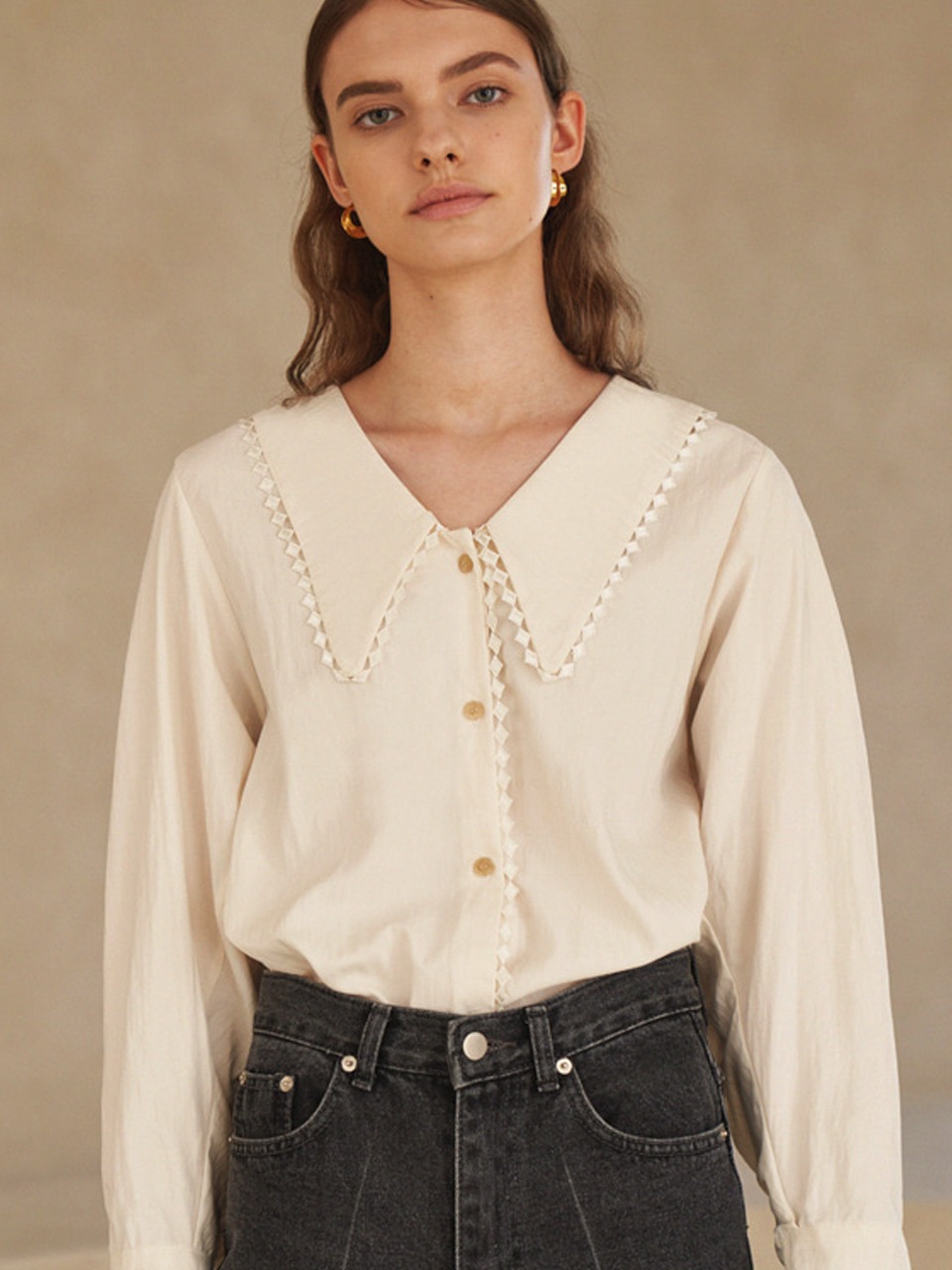 Lace collar blouse in ivory