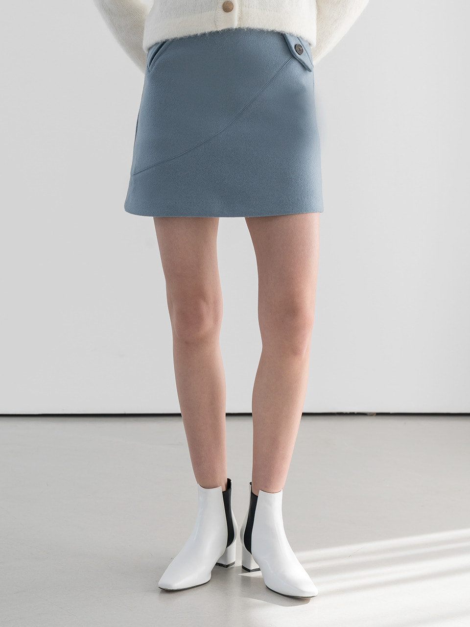 Fake pocket cutting line wool skirt in skyblue