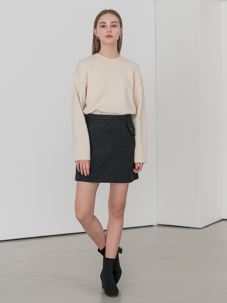 Fake pocket cutting line wool skirt in charcoal