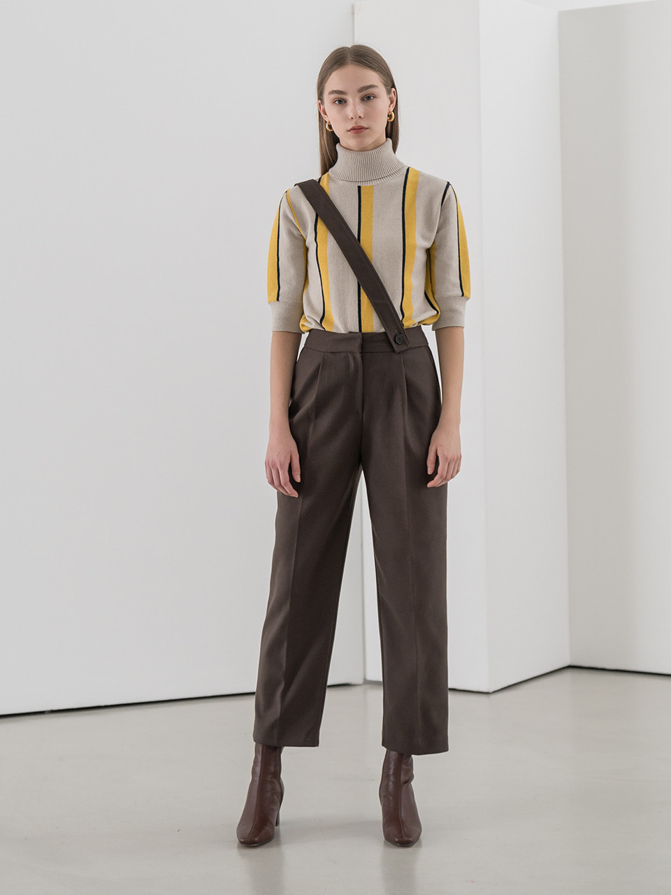 Button tab suspender trousers in brown
