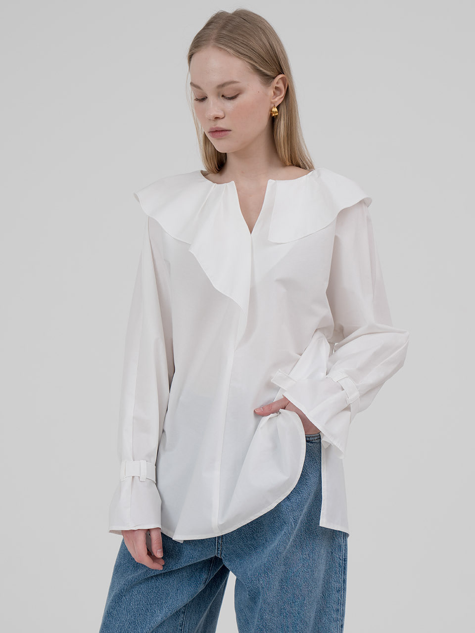 Shirring pointed collar blouse in ivory