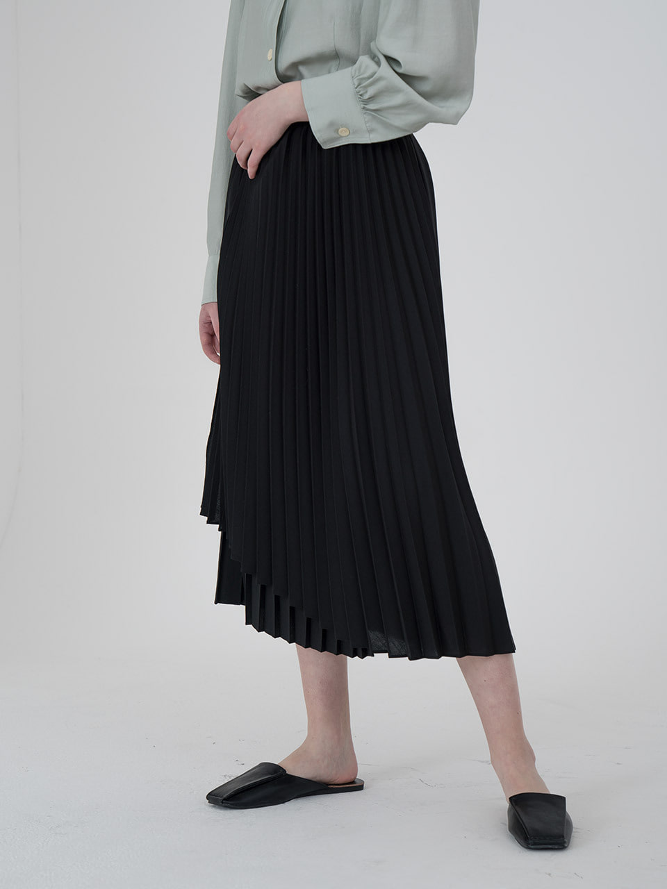 Wrap pleated midi skirt in black