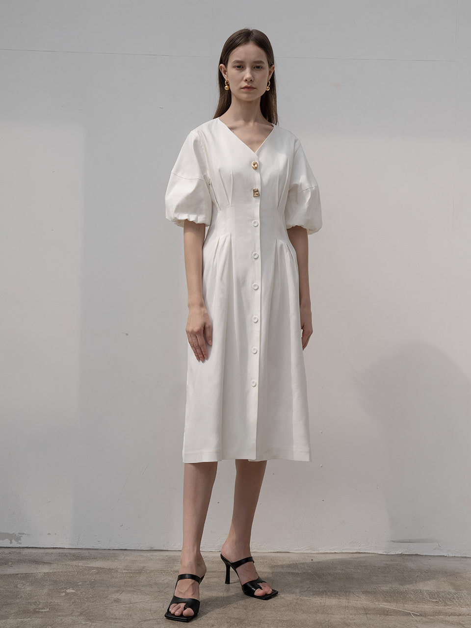 [LAST 1장]Gold button pointed dress in white
