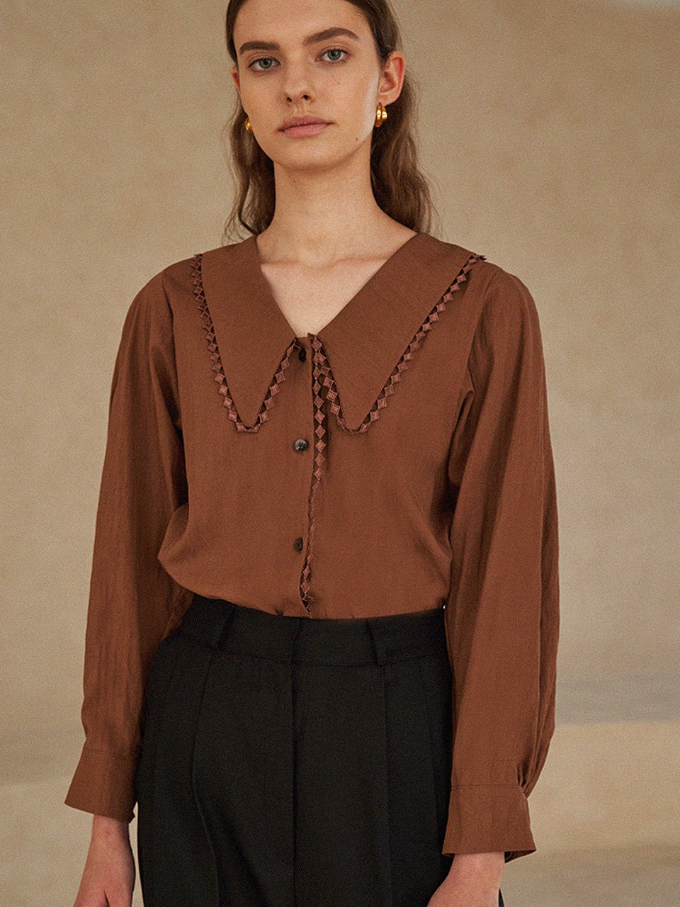Lace collar blouse in brown