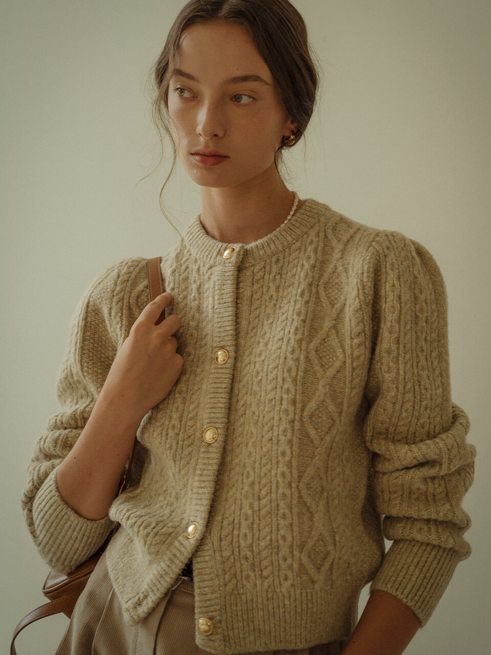 Paisley puff cable round-neck cardigan_Light beige