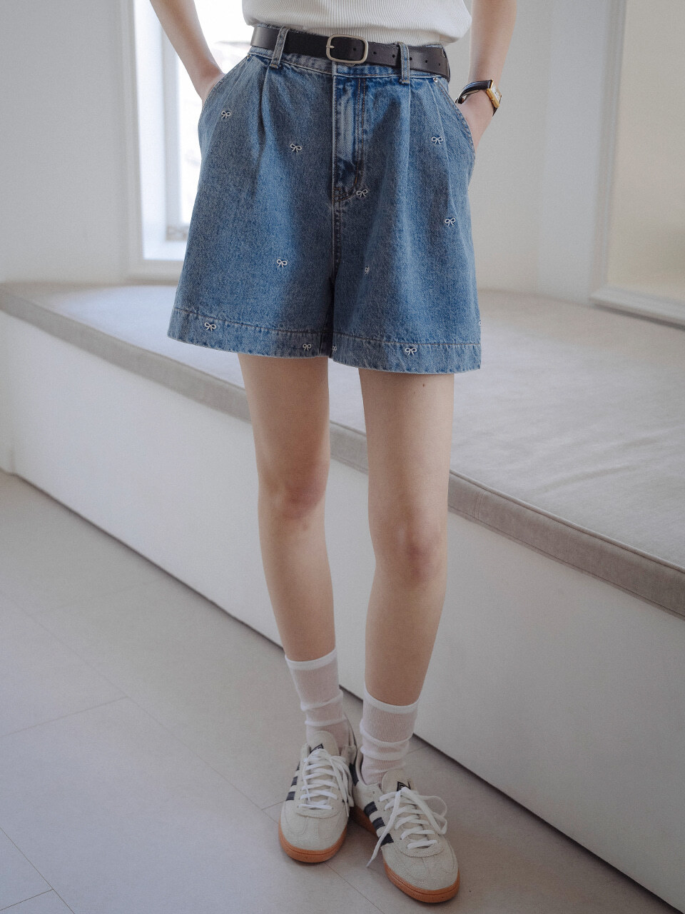 [예약배송]Ribbon embroidery double tuck denim shorts_Blue