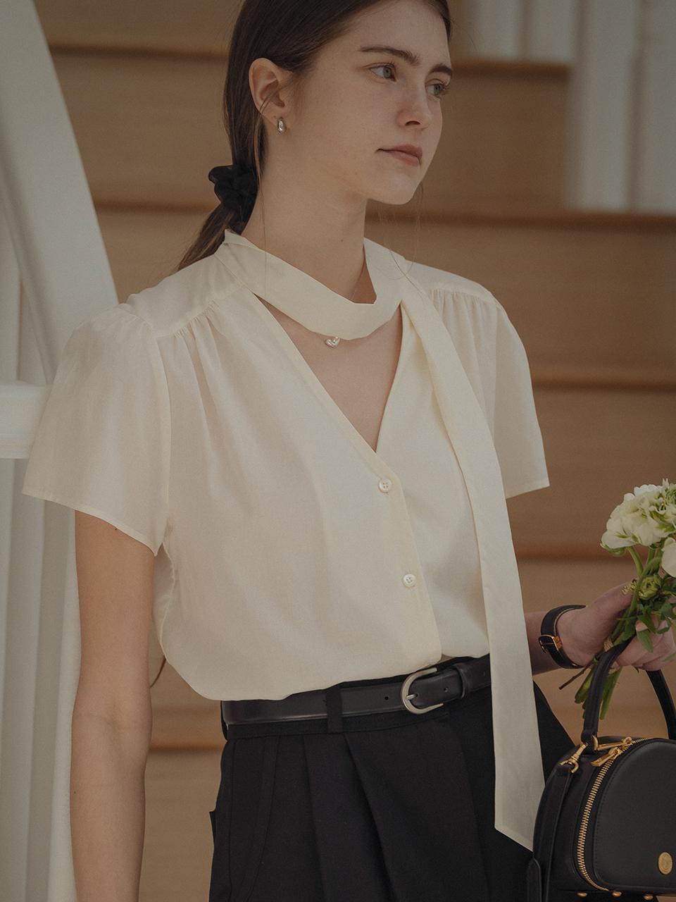 [예약배송]Tie collar shirring short sleeve blouse_Ivory