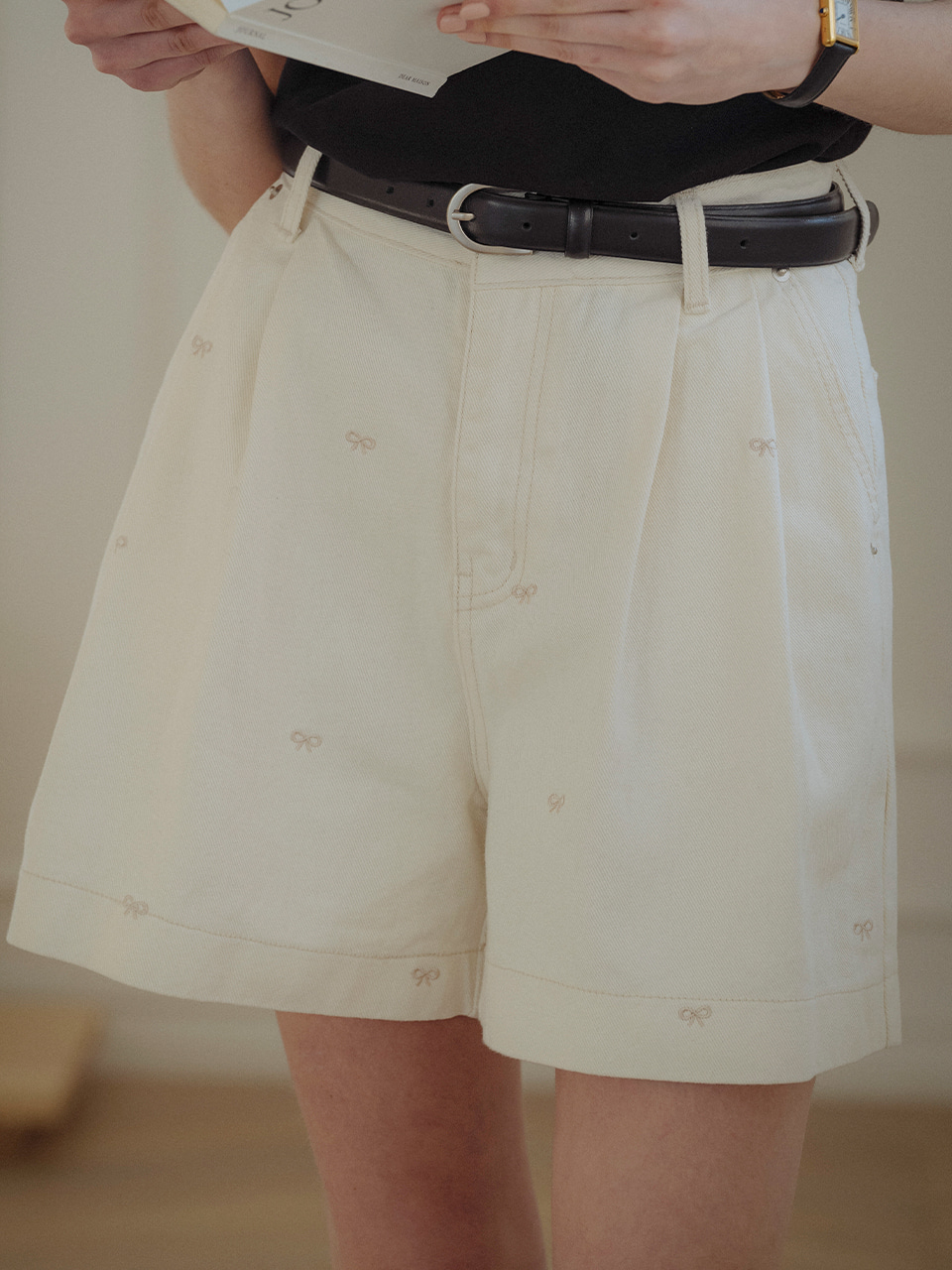 Ribbon Embroidery double tuck denim shorts_Cream